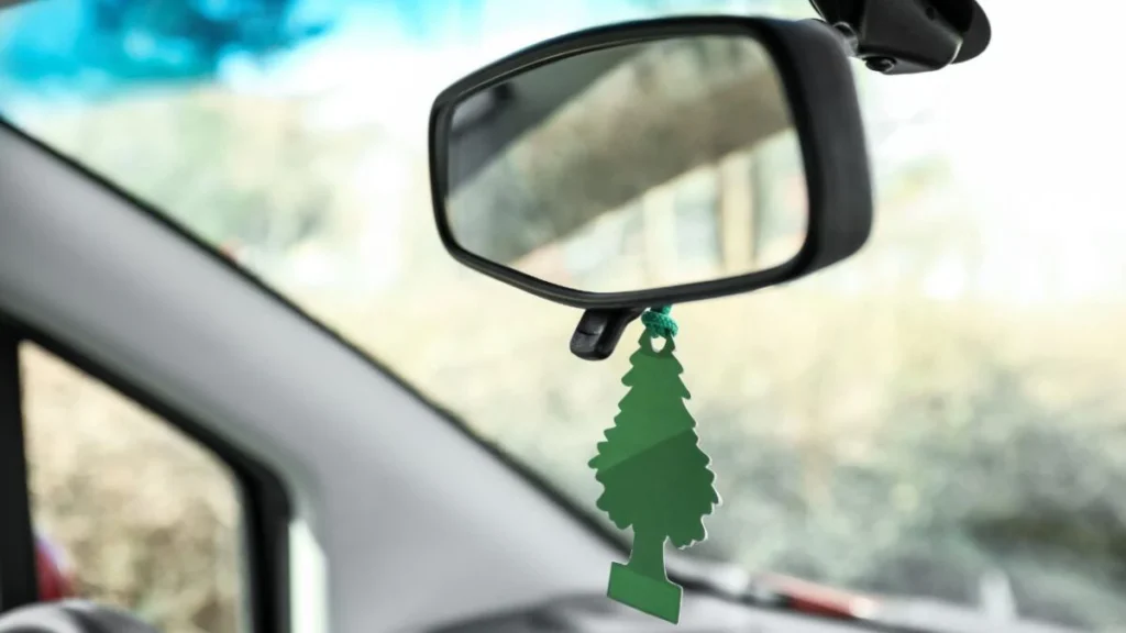 Foto de aromatizante de veículo genérico pendurado em retrovisor de carro.