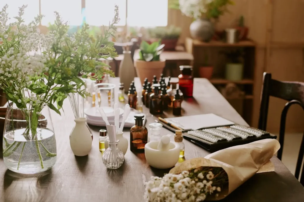Frascos de perfume representando a revolução da perfumaria no século XIX