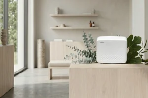 Difusor profissional com elementos botânicos verdes em interior de loja sofisticada